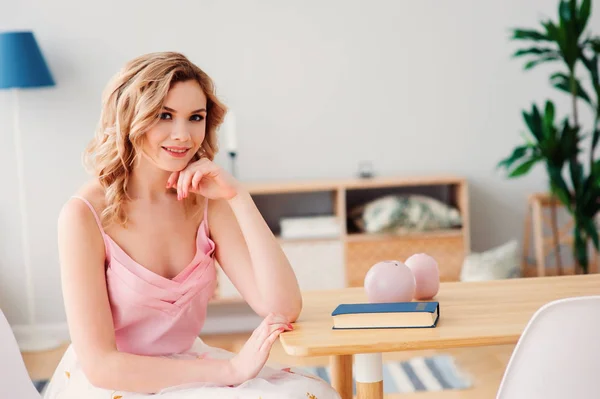 Young Beautiful Woman Reading Book Home Cozy Weekend Morning Wearing — Stock Photo, Image