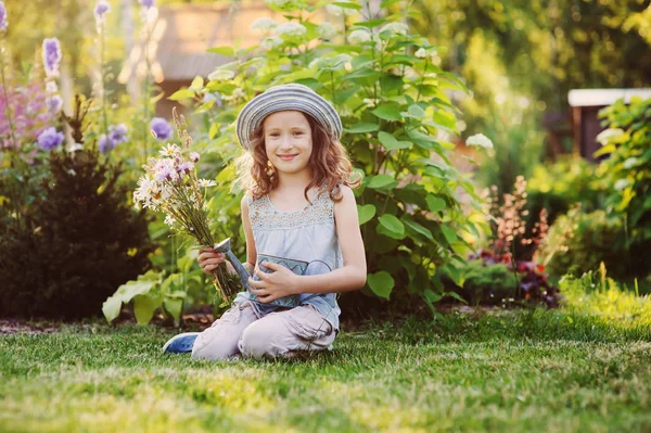 Bambina Felice Giocare Piccolo Giardiniere Estate Indossando Cappello Divertente Tenendo — Foto Stock