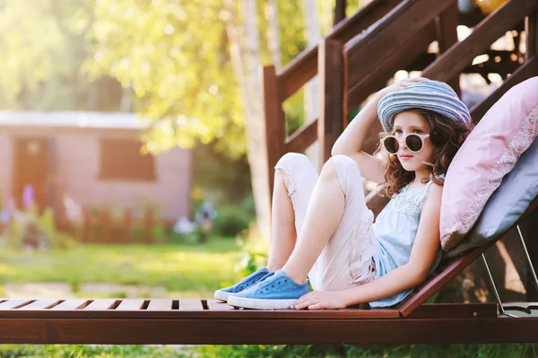 Niña Infeliz Relajándose Cama Sol Jardín Verano Vacaciones —  Fotos de Stock