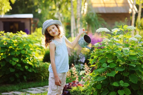 Oynayan Güneşli Yaz Bahçesinde Küçük Bahçıvan Sulama Ortanca Bush Küçük — Stok fotoğraf