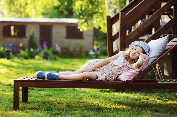 Dziecko Dziewczynka Relaksując Się Leżaku Ogrodzie Ciesząc Się Wakacje Zewnątrz — Zdjęcie stockowe