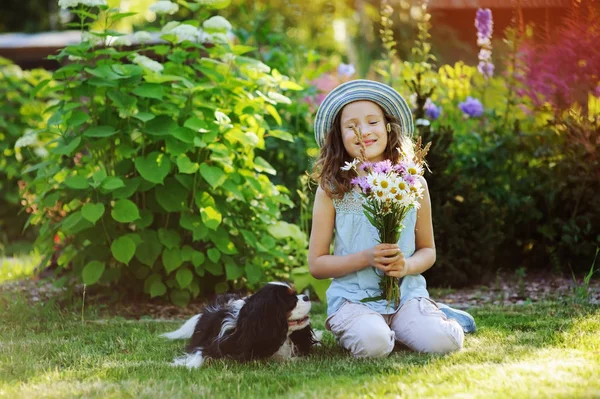 Gelukkig Kind Meisje Ontspannen Zomertuin Met Haar Hond Spaniel Dragen — Stockfoto