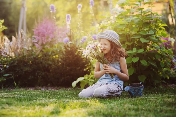 Yaz Aylarında Küçük Bahçıvan Oynarken Komik Şapkalı Buket Çiçek Tutan — Stok fotoğraf