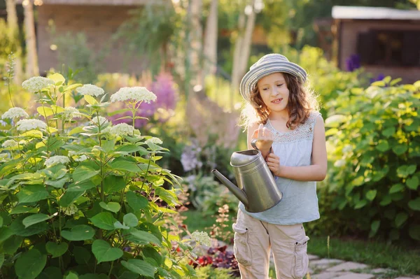 Bambino Felice Giocare Piccolo Giardiniere Irrigazione Ortensia Cespuglio Nel Soleggiato — Foto Stock