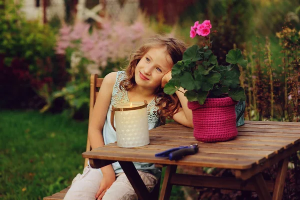 Šťastné Dítě Romantická Dívka Sní Večer Letní Zahrada Zdobený Svícen — Stock fotografie