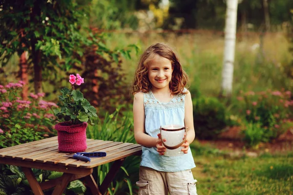 Bambina Felice Decorazione Giardino Estivo Serale Con Portacandele Bambino Sorridente — Foto Stock