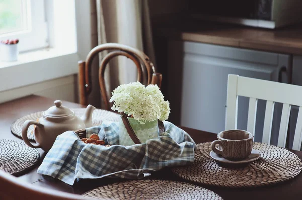 Mysiga Sommarmorgon Rustika Lantkök Hus Kakor Och Bukett Färska Blommor — Stockfoto