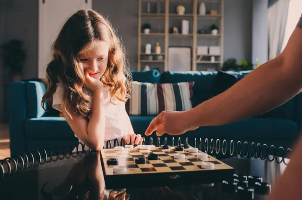 在家里和爸爸一起玩跳棋的孩子女孩 父亲与质量家庭时间概念 — 图库照片