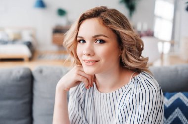 Genç başarılı iş kadını evde rahat kanepede rahatlatıcı. Modern İskandinav iç, başlangıç, ev ofis kavramı. 