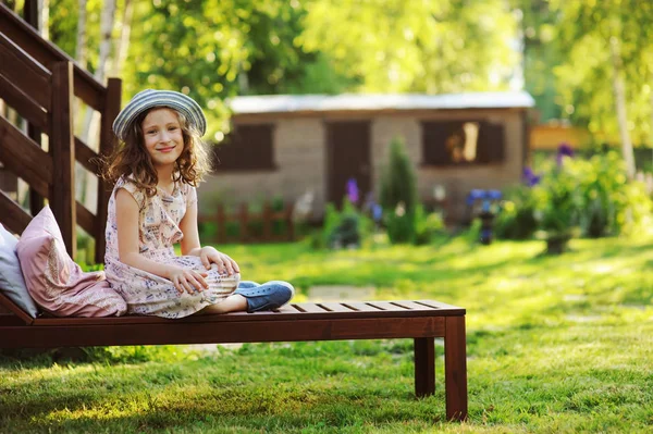 Menina Relaxante Cama Sol Jardim Ensolarado Desfrutando Férias Verão Livre — Fotografia de Stock