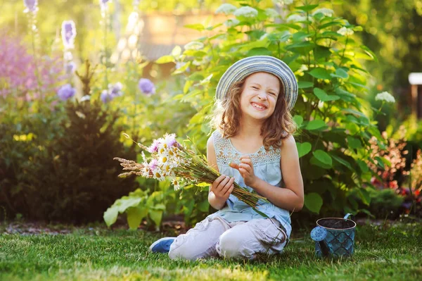 Niña Feliz Jugando Pequeño Jardinero Verano Usando Sombrero Divertido Celebración —  Fotos de Stock