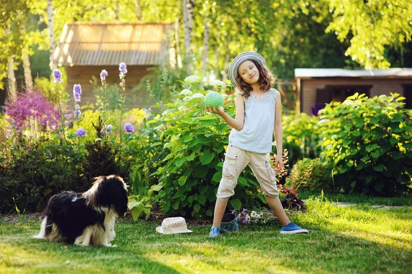 Bahçede Güneşli Yaz Günü Zevk Onun Spaniel Köpekle Oynamayı Topu — Stok fotoğraf