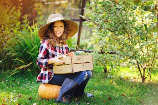Menina Criança Agricultor Feliz Com Colheita Outono Abóboras Orgânicas Cenouras — Fotografia de Stock