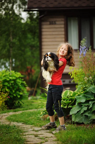 Lyckliga Gamla Barn Flicka Leker Med Hennes Spaniel Hund Utomhus — Stockfoto