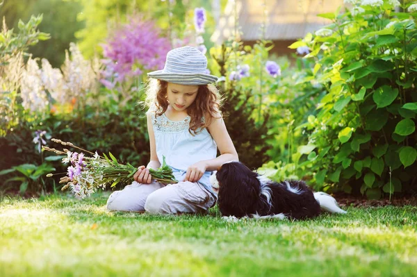 Bahçıvan Şapka Buket Çiçek Tutan Mutlu Kız Çocuk Rahatlatıcı Spaniel — Stok fotoğraf