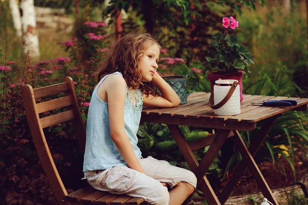 Felice Romantica Bambina Sognando Nel Giardino Estivo Serale Decorato Con — Foto Stock