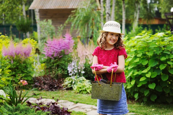 Dítě Dívka Hraje Malý Zahradník Pomáhá Letní Zahradě Nosí Klobouk — Stock fotografie