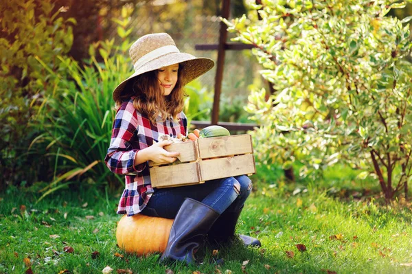 Happy Farmář Dítě Dívka Podzimní Sklizní Bio Dýně Mrkev Zuccini — Stock fotografie