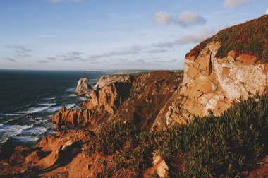 Portekiz keşfetmek. Cabo da Roca okyanus ve dağ görüntülemek, otantik yaşam tarzı yakalama, Yolculuk tutkusu kavramı.