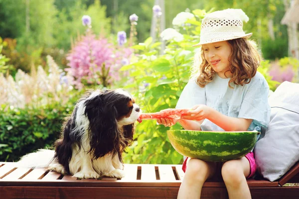 Karpuz Açık Tatilde Yeme Köpeğiyle Paylaşımı Yaz Kız Mutlu Çocuk — Stok fotoğraf