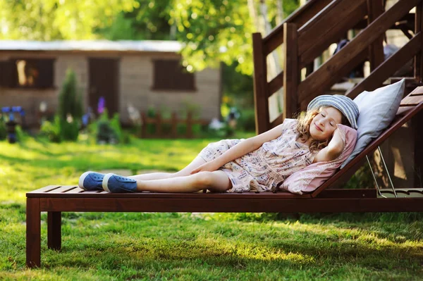 Dziecko Dziewczynka Relaksując Się Leżaku Ogrodzie Ciesząc Się Wakacje Zewnątrz — Zdjęcie stockowe