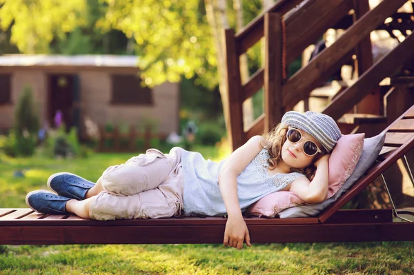 Retrato Verano Niña Feliz Relajarse Tumbona Jardín Vacaciones —  Fotos de Stock