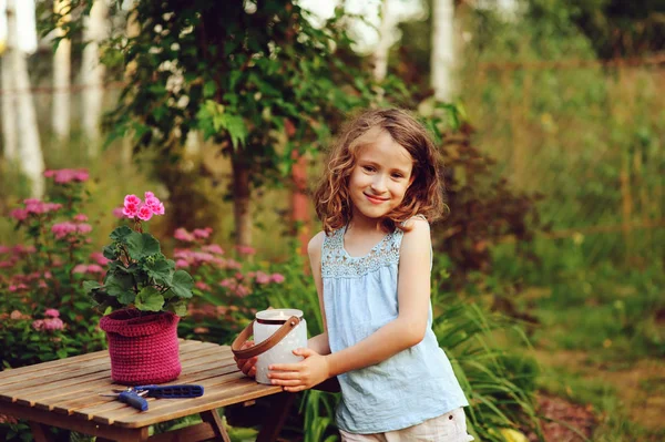 幸せな子供の女の子がキャンドル ホルダーと夜の夏の庭を飾ること 笑顔の子供が休暇に裏庭に役立ちます — ストック写真
