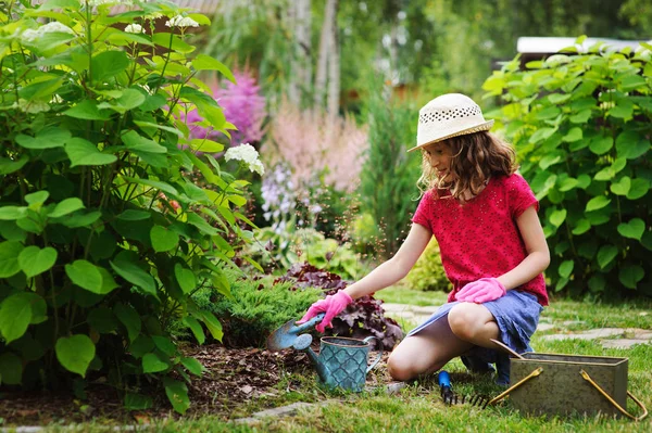 Enfant Fille Jouer Petit Jardinier Aider Dans Jardin Été Porter — Photo