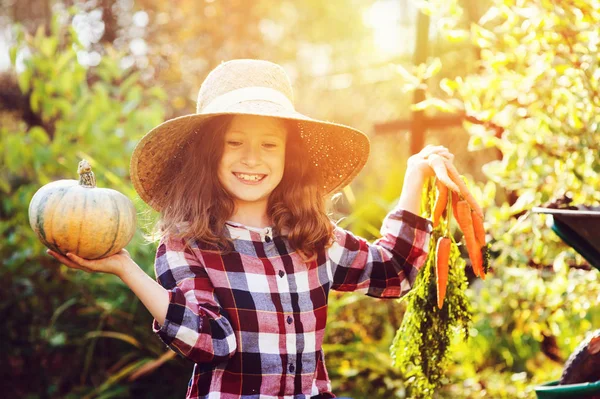 Šťastné Dítě Legrační Dívka Farmář Čepice Tričko Hraní Výdej Podzimní — Stock fotografie