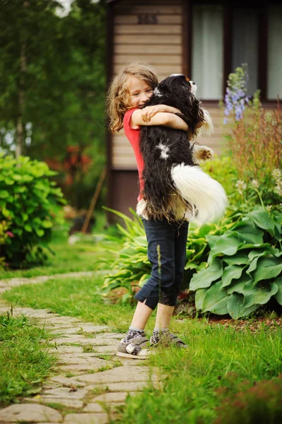 Lyckliga Gamla Barn Flicka Leker Med Hennes Spaniel Hund Utomhus — Stockfoto