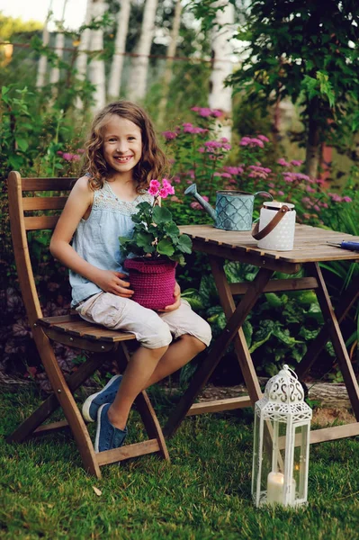 Šťastné Dítě Dívka Hraje Letní Zahradě Držení Heranium Květina Hrnci — Stock fotografie