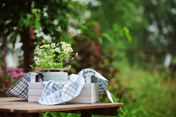 カモミールの花 素朴な木製トレイ テーブル クロスの緑の背景の花束と美しい夏のシーン 庭仕事の概念 — ストック写真