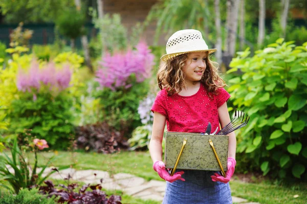 Bambina Che Gioca Piccolo Giardiniere Aiuta Nel Giardino Estivo Indossando — Foto Stock