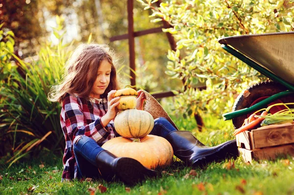 Divertida Niña Feliz Jugando Con Calabazas Construcción Muñeco Nieve Jardín — Foto de Stock