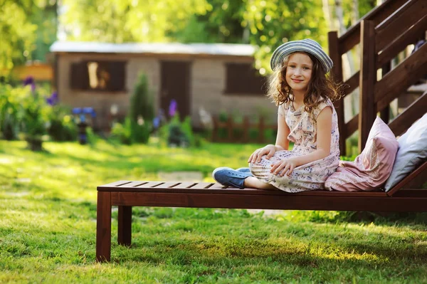 Niña Relajándose Cama Sol Jardín Soleado Disfrutando Las Vacaciones Verano —  Fotos de Stock