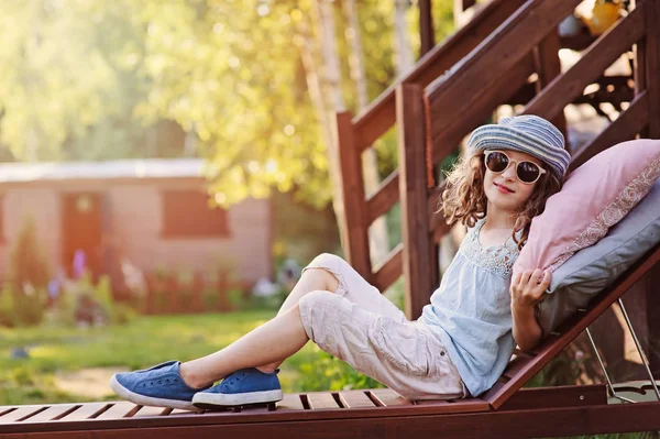 Sommaren Porträtt Happy Kid Flicka Avkopplande Solstol Trädgården Semester — Stockfoto