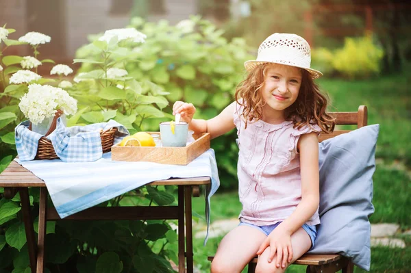 Menina Feliz Bebendo Chá Com Limões Jardim Verão Pela Manhã — Fotografia de Stock