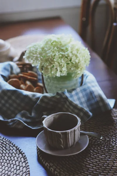 Уютное Летнее Утро Ржавой Дачной Кухне Чай Печенье Букет Свежих — стоковое фото