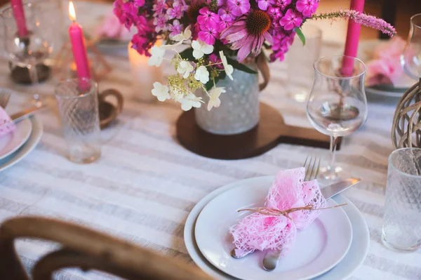 夏日餐桌的细节以粉色 白色和紫色为主色调 乡村别墅里的家庭浪漫晚餐或聚会 — 图库照片