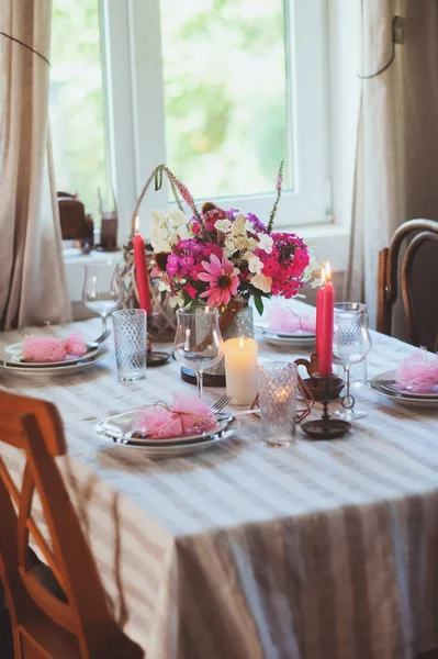 晚上在家里吃晚餐 夏日餐桌布置在美丽的乡村别墅里 桌子上装饰着粉红色的花朵和蜡烛 — 图库照片