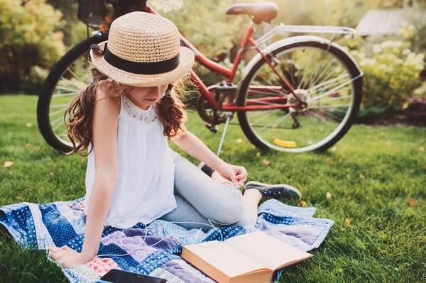 Drömmande Flicka Läsa Bok Utomhus Sommaren Picknick Med Cykel Bakgrunden — Stockfoto