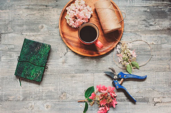 Vista Superior Mesa Jardín Otoño Verano Con Cuaderno Bocetos Café —  Fotos de Stock