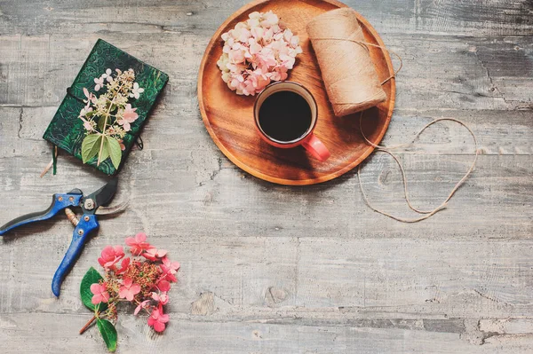 Vista Superior Mesa Jardín Otoño Verano Con Cuaderno Bocetos Café —  Fotos de Stock