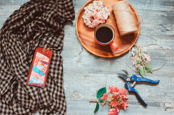 Vista Superior Mesa Jardín Otoño Verano Con Camisa Cuadros Café —  Fotos de Stock