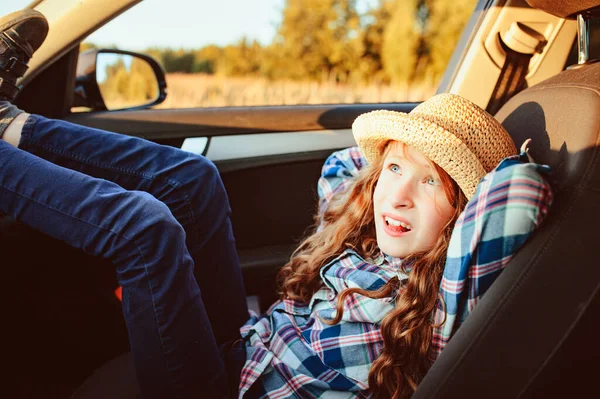 Happy Child Girl Relaxing Car Summer Road Trip Exploring New — Stock Photo, Image