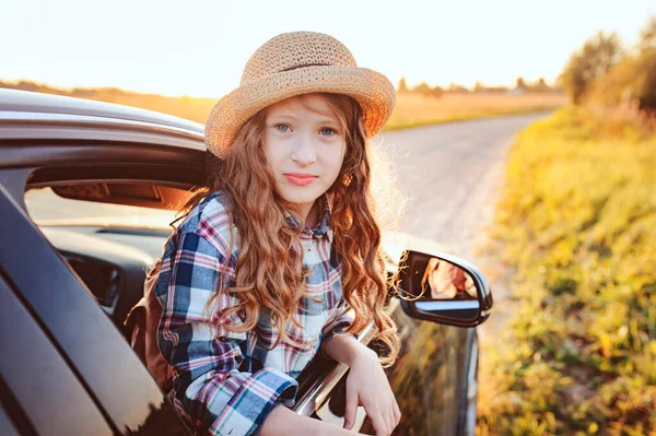Glückliches Mädchen Das Während Einer Autofahrt Den Sommerferien Aus Dem — Stockfoto