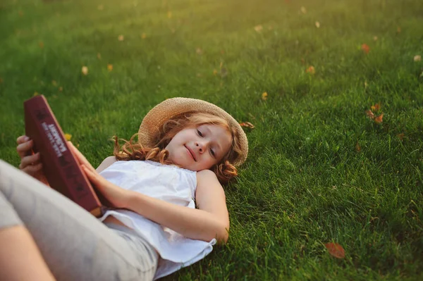 Criança Menina Ler Livro Sobre Férias Verão Gramado Verde Dia — Fotografia de Stock