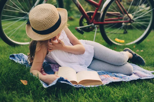 Drömmande Flicka Läsa Bok Utomhus Sommaren Picknick Med Cykel Bakgrunden — Stockfoto