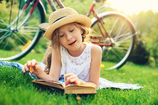 Dreamy Kid Girl Reading Book Outdoor Summer Picnic Bicycle Background — Stock Photo, Image