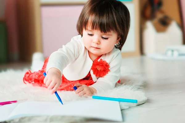 Dessin De Bebe Fille De 1 An Avec Crayons A La Maison Concept D Apprentissage Et D Education Des Jeunes Enfants Rouge Style Stock Photo